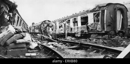 Accident Ferroviaire de Morpeth (le 7 mai 1969 un sleeper en direction nord express de Londres à Aberdeen ont déraillé sur la courbe de Morpeth. Six personnes ont été tuées, 21 ont été blessés et le toit de la gare du nord de la plate-forme a été endommagé. Notre photo montre : cheminots effacement de la ligne principale de l'épave après l'accident Banque D'Images