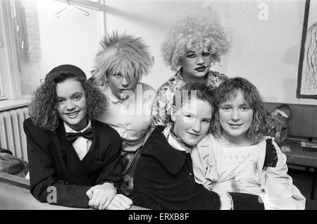 L'École secondaire Thornhill, Dewsbury a participé à la comédie de Cendrillon. 12 décembre 1991. Banque D'Images