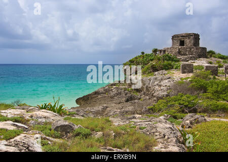 Ruines de dieu du vent au temple maya sur une falaise donnant sur l'océan bleu torquoise dans Tulum, Mexique Banque D'Images