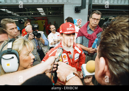 Michael Schumacher né le 3 janvier 1969, est un pilote automobile allemand. Schumacher est sept fois Champion du Monde de Formule Un, et est largement considéré comme l'un des plus grands pilotes de F1 de tous les temps.Il est titulaire d'un grand nombre de dossiers des conducteurs de Formule 1 y compris la plupart des victoires des championnats du meilleurs temps pole positions et remporté la plupart des courses en une saison - 13 en 2004. En 2002 il est devenu le seul pilote de Formule Un histoire de finir dans les trois premiers dans chaque course d'une saison et puis aussi le record pour la plupart des podiums consécutifs. Selon le site web officiel de la Formule 1 il est Banque D'Images