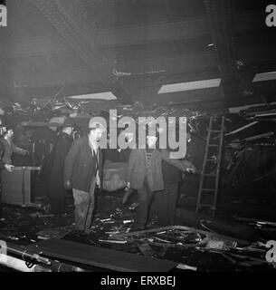 Accident Ferroviaire de Lewisham. Le soir du 4 décembre 1957 une couverture dense brouillard de Londres et les trains couverts ont été en retard. Le 5:18 pm Charing Cross à Hayes comprenant 10 voitures automotrices électriques transportant près de 1 500 passagers s'est arrêté à un signal de danger à Parcs Bridge Junction sur le Lewisham ligne de dérivation sous un pont ferroviaire de transport les voies sur la ligne. Les trains étaient en cours d'exécution à cause de la brume et les parcs Bridge Junction signaleur voulait parler au conducteur par le téléphone de l'information pour confirmer l'identité du train et de la destination. Banque D'Images