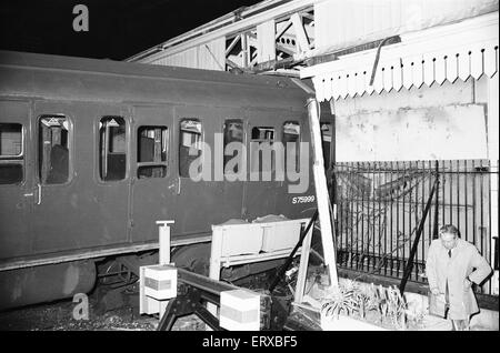 Accident ferroviaire à Sheerness-sur-Mer station : à 18:57 le vendredi 26 février 1971, 17:16 le service à partir de Victoria n'a pas réussi à arrêter. Par conséquent, les dix-transport train, démoli le tampon s'arrête, qui a envoyé le premier bogie avant l'entraîneur sans se briser sur le grand hall. Le coach a procédé à la démolition de l'hôtel de réservation de la moitié du bâtiment de la gare de bois, qui jusqu'à présent est demeurée pratiquement inchangée depuis son apparition en 1883. L'accident a entraîné un décès et 13. Banque D'Images