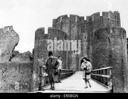 Château de Caerphilly, une fortification médiévale à Caerphilly, dans le sud du Pays de Galles. 21 mai 1968. Sur la photo, la célèbre tour du château sur la gauche. Deux dames traversez le pont au château après avoir passé un après-midi à visiter le plus grand château du Pays de Galles. Banque D'Images