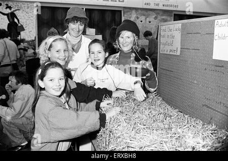 Upperthong Foire de Noël de l'école - aiguille dans une botte de foin. 7 décembre 1991. Banque D'Images