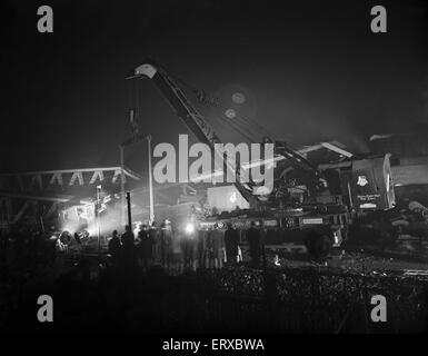 Accident Ferroviaire de Lewisham. Le soir du 4 décembre 1957 une couverture dense brouillard de Londres et les trains couverts ont été en retard. Le 5:18 pm Charing Cross à Hayes comprenant 10 voitures automotrices électriques transportant près de 1 500 passagers s'est arrêté à un signal de danger à Parcs Bridge Junction sur le Lewisham ligne de dérivation sous un pont ferroviaire de transport les voies sur la ligne. Les trains étaient en cours d'exécution à cause de la brume et les parcs Bridge Junction signaleur voulait parler au conducteur par le téléphone de l'information pour confirmer l'identité du train et de la destination. Banque D'Images