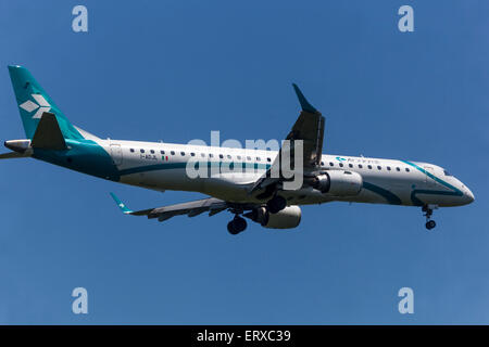 Embraer EMB195 LR exploité par Air Dolomiti en approche pour atterrir à Prague, République tchèque Banque D'Images