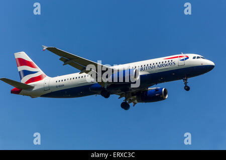 Airbus A320 exploité par British Airways en approche pour l'atterrissage Prague, République Tchèque Banque D'Images