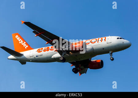 Airbus A319 exploité par un avion Easyjet atterrissant à Prague, République tchèque Banque D'Images