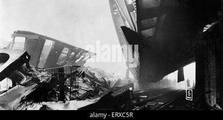 Accident Ferroviaire de Lewisham. Le soir du 4 décembre 1957 une couverture dense brouillard de Londres et les trains couverts ont été en retard. Le 5:18 pm Charing Cross à Hayes comprenant 10 voitures automotrices électriques transportant près de 1 500 passagers s'est arrêté à un signal de danger à Parcs Bridge Junction sur le Lewisham ligne de dérivation sous un pont ferroviaire de transport les voies sur la ligne. Les trains étaient en cours d'exécution à cause de la brume et les parcs Bridge Junction signaleur voulait parler au conducteur par le téléphone de l'information pour confirmer l'identité du train et de la destination. Banque D'Images