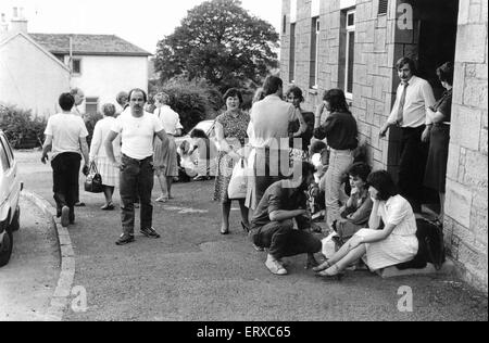 Polmont accident de train : le lundi 30 juillet 1984 un train express en direction ouest le 17:30 de service à Waverley Glasgow Queen Street. Après avoir passé l'intersection pour Stirling le conducteur du train John Tennant repéré une vache sur la ligne dans la coupe sur l'approche de la station haute de Falkirk et appliqué les freins d'urgence. Le train n'a pas réussi à arrêter à temps frapper la vache Ayrshire adultes. L'impact causé tout le train à dérailler. Les pertes sont principalement dans les deux premiers wagons et la plupart des décès étaient dus à des passagers d'être éjectés par les fenêtres ou touchés par d'autres passagers ou des objets Banque D'Images