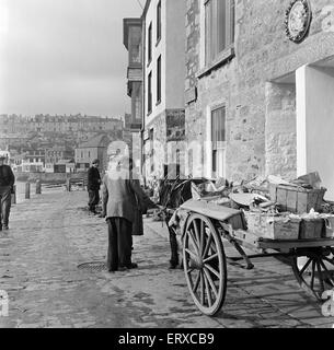 Vue générale de St Ives, Cornwall. Un cheval et panier tirant sur les fruits et légumes. 15 février 1954. Banque D'Images