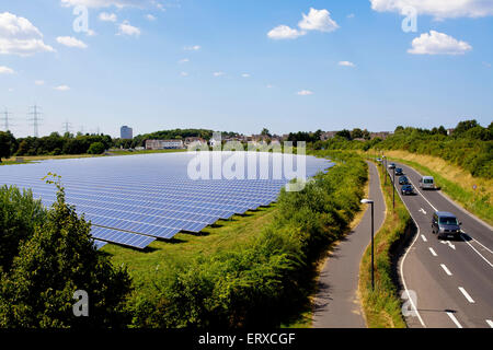 L'Europe, l'Allemagne, en Rhénanie du Nord-Westphalie, Troisdorf, parc solaire, Oberlar avec une superficie de 80.000 mètres carrés, l'usine est l'une o Banque D'Images