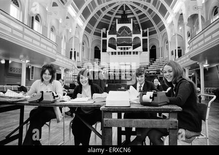 Le personnel du Conseil affectés par les coupures de courant, mettre en place leur bureau en mairie, West Bromwich, mercredi 16 février 1972. Banque D'Images