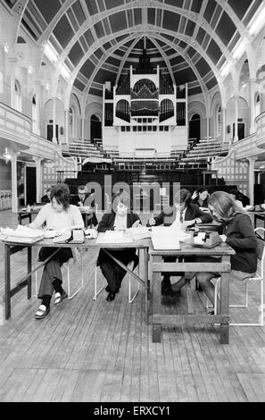 Le personnel du Conseil affectés par les coupures de courant, mettre en place leur bureau en mairie, West Bromwich, mercredi 16 février 1972. Banque D'Images