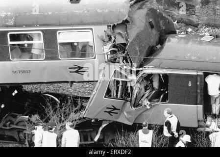 Accident ferroviaire Bellgrove. Le 6 mars 1989 deux trains de banlieue s'est écrasé sur la branche du Nord Springburn Ligne Clyde, juste à l'est de la gare Bellgrove dans l'East End de Glasgow, Ecosse. Un passager et le pilote d'un des trains ont été tués. Notre photo montre : le résultat de la collision frontale des deux trains de banlieue à Bellgrove. Banque D'Images