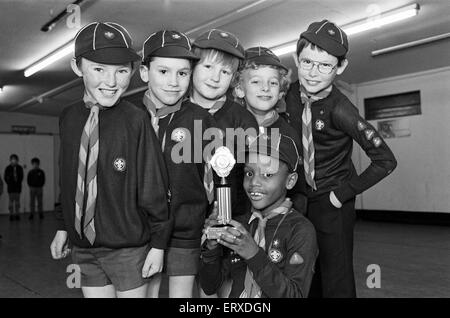 Huddersfield 18 oursons avec le trophée qu'ils ont gagné après avoir remporté le Huddersfield North District Cub Six un football à la concurrence, 25 janvier 1989. Banque D'Images