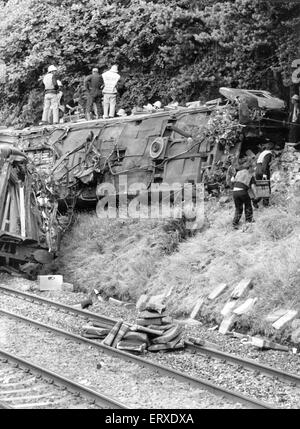 Polmont accident de train : le lundi 30 juillet 1984 un train express en direction ouest le 17:30 de service à Waverley Glasgow Queen Street. Après avoir passé l'intersection pour Stirling le conducteur du train John Tennant repéré une vache sur la ligne dans la coupe sur l'approche de la station haute de Falkirk et appliqué les freins d'urgence. Le train n'a pas réussi à arrêter à temps frapper la vache Ayrshire adultes. L'impact causé tout le train à dérailler. Les pertes sont principalement dans les deux premiers wagons et la plupart des décès étaient dus à des passagers d'être éjectés par les fenêtres ou touchés par d'autres passagers ou des objets Banque D'Images