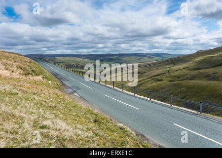 Au-dessus de la route plus Buttertub passent dans le Yorkshire Dales Banque D'Images