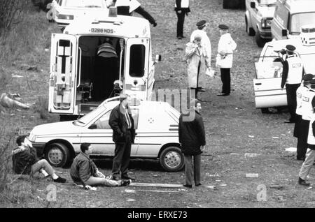 Accident ferroviaire Bellgrove. Le 6 mars 1989 deux trains de banlieue s'est écrasé sur la branche du Nord Springburn Ligne Clyde, juste à l'est de la gare Bellgrove dans l'East End de Glasgow, Ecosse. Un passager et le pilote d'un des trains ont été tués. Notre photo montre : Linotte passagers sont assis près du lieu de l'accident comme s'attaquer aux services de sauvetage le chaos de l'écrasement. Banque D'Images