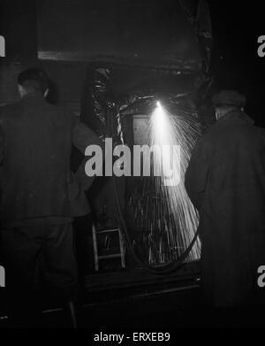 Accident Ferroviaire de Lewisham. Le soir du 4 décembre 1957 une couverture dense brouillard de Londres et les trains couverts ont été en retard. Le 5:18 pm Charing Cross à Hayes comprenant 10 voitures automotrices électriques transportant près de 1 500 passagers s'est arrêté à un signal de danger à Parcs Bridge Junction sur le Lewisham ligne de dérivation sous un pont ferroviaire de transport les voies sur la ligne. Les trains étaient en cours d'exécution à cause de la brume et les parcs Bridge Junction signaleur voulait parler au conducteur par le téléphone de l'information pour confirmer l'identité du train et de la destination. Banque D'Images