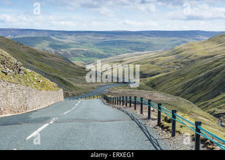 La route plus Buttertub passer entre Swaledale Wensleydale et dans le Yorkshire Dales Banque D'Images