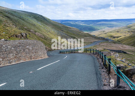 La route plus Buttertub passer entre Swaledale Wensleydale et dans le Yorkshire Dales Banque D'Images