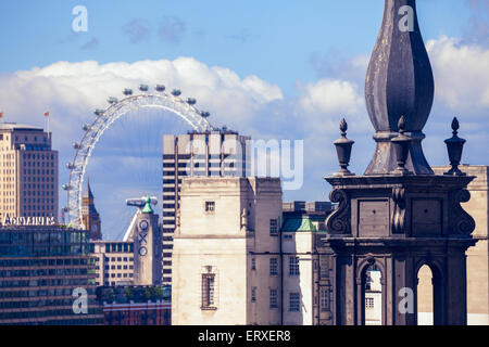 Portrait de la grande roue du millénaire et ses environs buidlings, Londres, Royaume-Uni. Banque D'Images