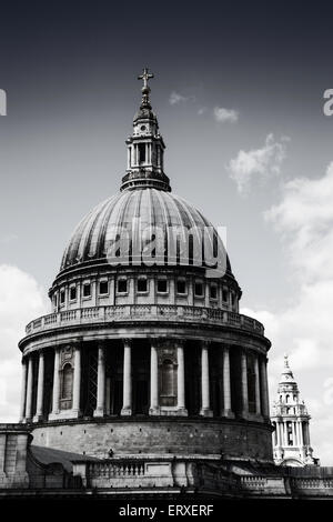 Une vue rapprochée de la coupole de la Cathédrale St Paul, à Londres, Royaume-Uni. Banque D'Images