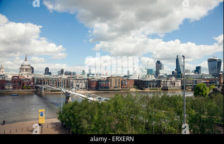 Une vue sur la rive sud de la Tamise, et les bâtiments sur le bord de l'eau de la rive nord, Londres. Banque D'Images