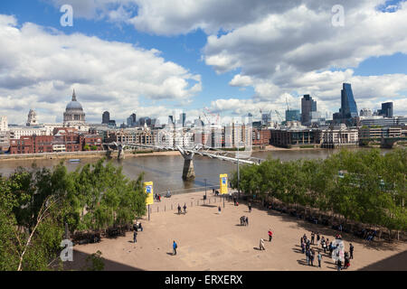 Une vue sur la rive sud de la Tamise, et les bâtiments sur le bord de l'eau de la rive nord, Londres. Banque D'Images