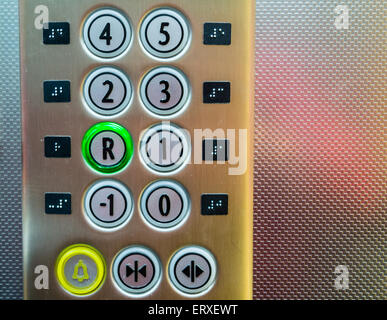 Les boutons dans un ascenseur : quel étage êtes-vous ? Banque D'Images