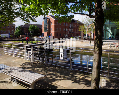 Ancienne serrure et de réaménagement du front de mer au grenier Wharf Leeds West Yorkshire Angleterre Banque D'Images