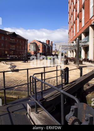 Ancienne Serrure Gate et de réaménagement du front de mer au grenier Wharf Leeds West Yorkshire Angleterre Banque D'Images