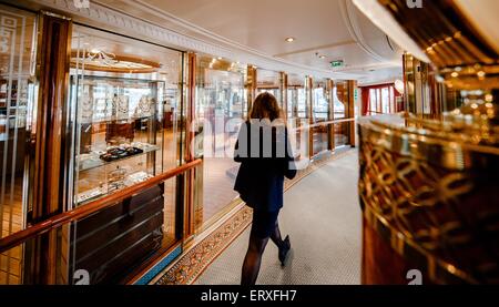 Kiel, Allemagne. 09Th Juin, 2015. La galerie marchande au 'MS Deutschland' à Kiel, Allemagne, 09 juin 2015. Le navire, rendu célèbre par la série télévisée 'Das Traumschiff' (lit. Le navire de rêve), décolle aujourd'hui pour sa dernière croisière voyage sous commandement allemand. Dpa : Crédit photo alliance/Alamy Live News Banque D'Images