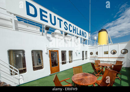 Kiel, Allemagne. 09Th Juin, 2015. Le navire 'MS Deutschland' à Kiel, Allemagne, 09 juin 2015. Le navire, rendu célèbre par la série télévisée 'Das Traumschiff' (lit. Le navire de rêve), décolle aujourd'hui pour sa dernière croisière voyage sous commandement allemand. Dpa : Crédit photo alliance/Alamy Live News Banque D'Images