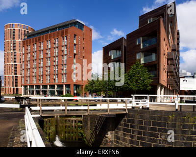 Hôtel au bord du canal et les appartements du Granary Wharf à Leeds West Yorkshire Angleterre Banque D'Images