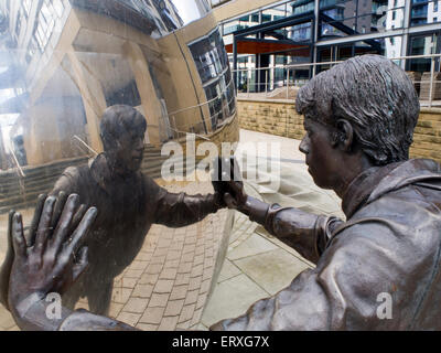 Boule métal réfléchissant et statue en bronze sculpture à Clarence Dock Leeds West Yorkshire Angleterre Banque D'Images