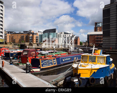 Amarré au quai Narrowboats Clarence dans Leeds West Yorkshire Angleterre Banque D'Images