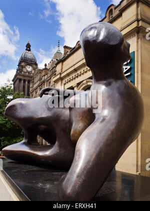 Femme allongée la sculpture de Henry Moore à l'extérieur de la galerie d'Art de Leeds Headrow Leeds West Yorkshire Angleterre Banque D'Images