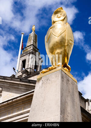 Golden Leeds Owl statue au carré du millénaire en salle municipale de Leeds West Yorkshire Angleterre Banque D'Images