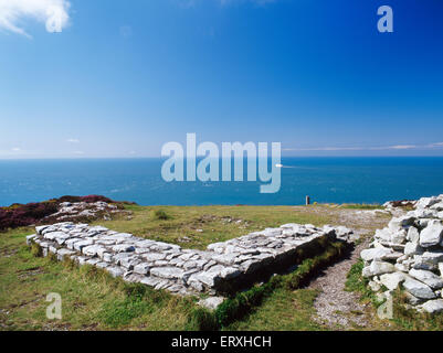 Les fondations en pierre d'un C4Th guet romain sur le sommet de la montagne, Holyhead Anglesey, à W sur Gogarth Bay. Banque D'Images