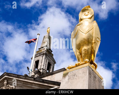 Golden Leeds Owl statue au carré du millénaire en salle municipale de Leeds West Yorkshire Angleterre Banque D'Images