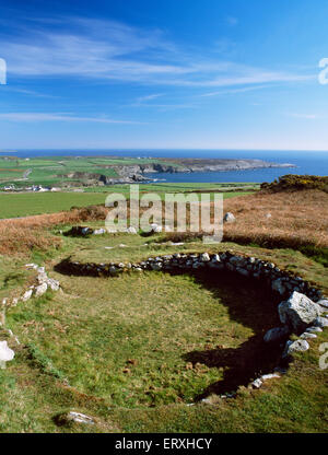 Ty Mawr West à l'âge de fer hut cercles ci-dessous Holyhead Mountain, Anglesey, à la SSE à maison ronde G, de forme oblongue hut H & le sein d'Abraham bay. Banque D'Images