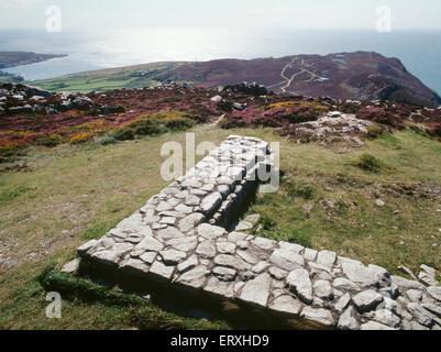 Les fondations en pierre d'un C4Th guet romain sur le sommet de la montagne, Holyhead Anglesey, à SW sur le sein d'Abraham bay. Banque D'Images