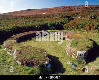 Ty Mawr West à l'âge de fer hut cercles ci-dessous Holyhead Mountain, Anglesey, à la NNO à l'entrée de la hutte ronde ébrasés J. Banque D'Images