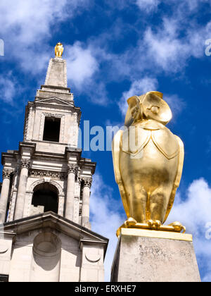 Golden Leeds Owl statue au carré du millénaire en salle municipale de Leeds West Yorkshire Angleterre Banque D'Images