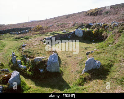 Ty Mawr West à l'âge de fer hut cercles ci-dessous Holyhead Mountain, Anglesey, à W à l'entrée en courbe de maison ronde D. Banque D'Images