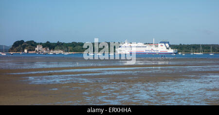 Cross Channel Ferry Poole Harbour à l'île de Brownsea en arrière-plan Banque D'Images