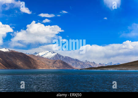 Voir au lac Pangong à Leh Ladakh, Inde Banque D'Images