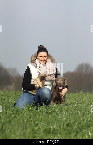 Femme et 2 chiens Banque D'Images